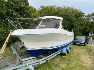 Fiskerbåd med bådtrailer og el-spil