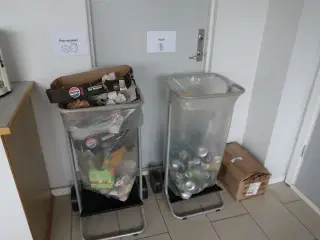 2 stk. skraldespandsstativer samt pedalspand