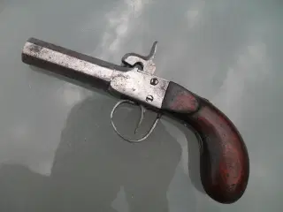 autentisk gammel antik revolver.