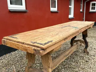 Fantastisk flot bord, lavet af gammel dør.