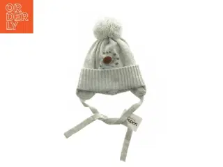 Hue med øreklapper og pompon (str. 3-6 måneder)