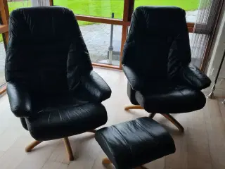 To læder lænestole med en skammel