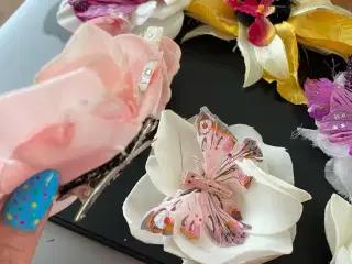 Smukke hårspænder med blomster