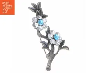 Sølvfarvet blomsterbrosche med krystaller (str. 5 x 2 cm)