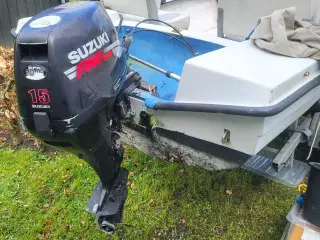 Båd med 15 hk motor