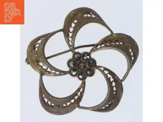 Broche i blomsterform med sorte stener (str. 4 cm)