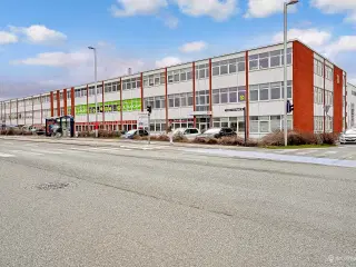 Centralt beliggende ejendom med synlig facade mod Herlev Hovedgade
