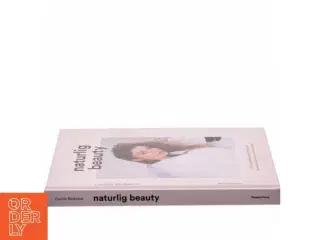 Naturlig beauty : naturlig og bæredygtig skønhed med hjemmelavede produkter til krop og ansigt af Cecilie Blaksted (Bog)