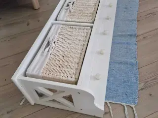 Hattehylde med kurve og knager