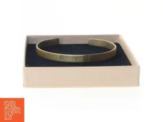 Nygaard PYT armbånd - Messingarmbånd med indgravering fra Nygaard Smykker (str. 6,5 x 5 x 0,5 cm)