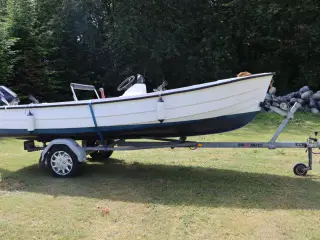 Fin båd med styre pult.
