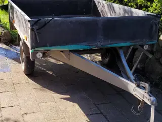 Brenderup trailer med buet kørerampe og løs jolles