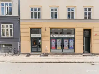 Harmonisk og indbydende erhvervsandel med gårdadgang – midt på Vesterbro