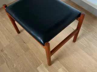 Taburet teak med sort læder sæde
