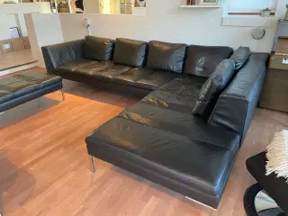 Læder hjørnesofa med open end og løs puf