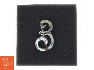 Sølvfarvet broche med sten (str. 3,5 x 2 cm)