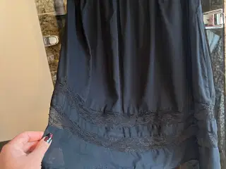Smuk sort nederdel med blonder str 40