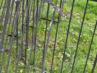 Jern trappe spindel med træ trin 