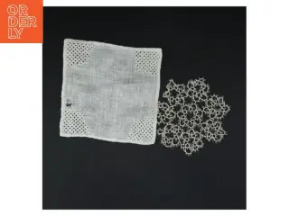 To brodeerede servietter (str. 16 x. 16 cm. og. 13,5 cm)