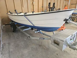 Jolle med trailer og motor