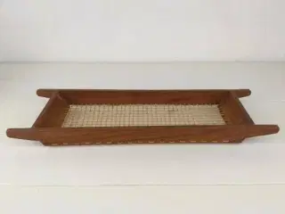 Fin brødkurv i teaktræ / teak med bund i flet.