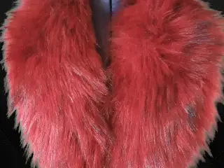 kunstig mørkerød pelskrave