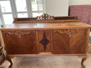 Skænk med udskæringer