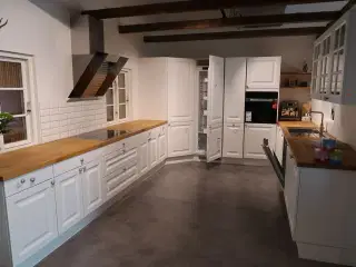 Køkken AUBO Toscana, hvid med armatur uden hårdehvidevarer