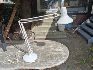 Hvid arkitektlampe på rund fod 