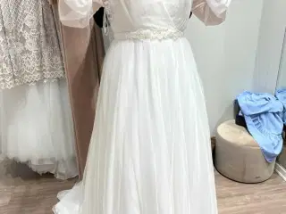Lilly brudekjole med ærmer, tyl og lille slæb