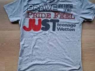 Flot ny t-shirt med røde og sorte "sten"