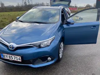 Blå Toyota Auris Hybrid med Automatgear. 