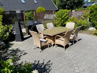 havebord med 6 stole