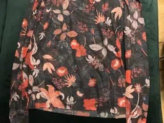 Bluse med flerfarvede blomster i print