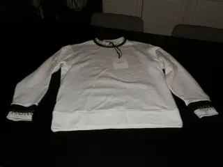 Ny lækker MONCLER Sweatshirt i hvid.