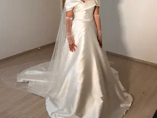 Satin brudekjole