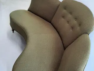 Speciel og solid gammel sofa