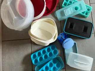 Diverse Tupperware god stand