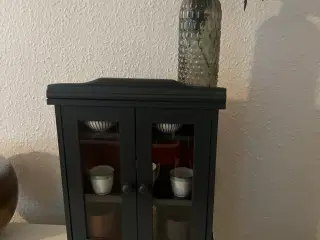 Vægskab/vitrineskab – antracitgrå med dybrød inder