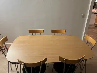 Spisebord i bøgefiner 