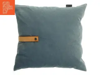 Pude med læder detalje fra Louise Smærup (str. 43x46 cm)