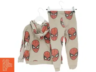 Marvel sæt med hættetrøje og bukser fra H&M (str. 110)