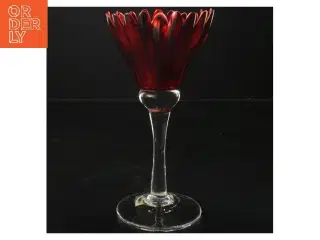 Rød glasvase på fod fra Krifon (str. 11x20 cm)