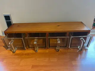 Flot retro hylde med glas skuffer 