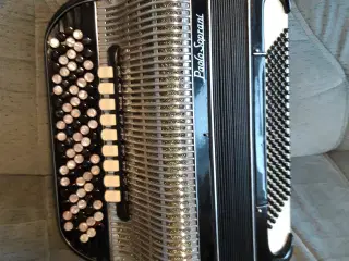Sælges : Paolo Soprani 5. rk. knapharmonika.