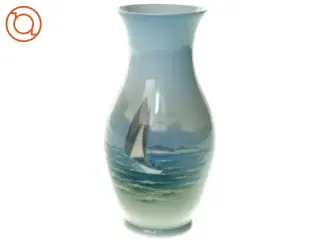 Vase med sejlbåd. nr. 2765 / 2289. 18 cm. Royal Copenhagen. fra Royal Copenhagen (str. 18 x 8 cm)