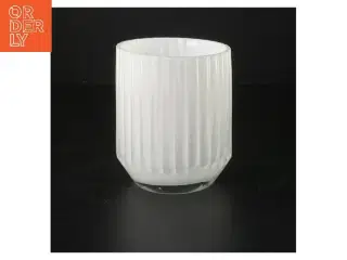 Hvid glasvase med riller (str. 12 cm)