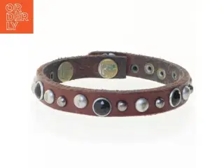 Brunt læderarmbånd med nitter (str. 21 cm)