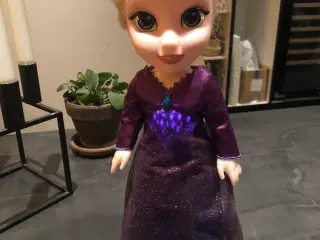 Syngende Elsa figur med lysende kjole