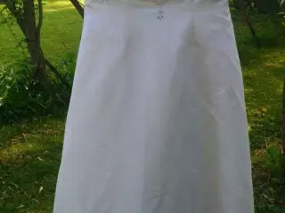 Brudekjole med broderi og slæb